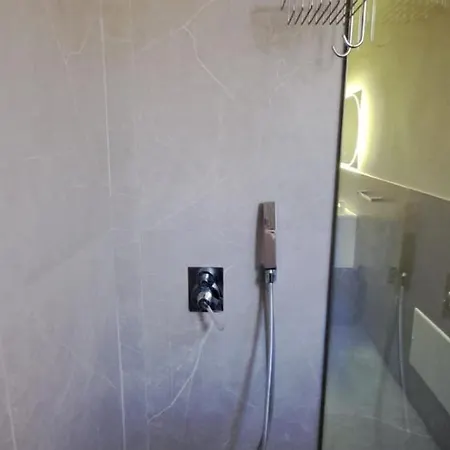 Edgar's Center Tiran